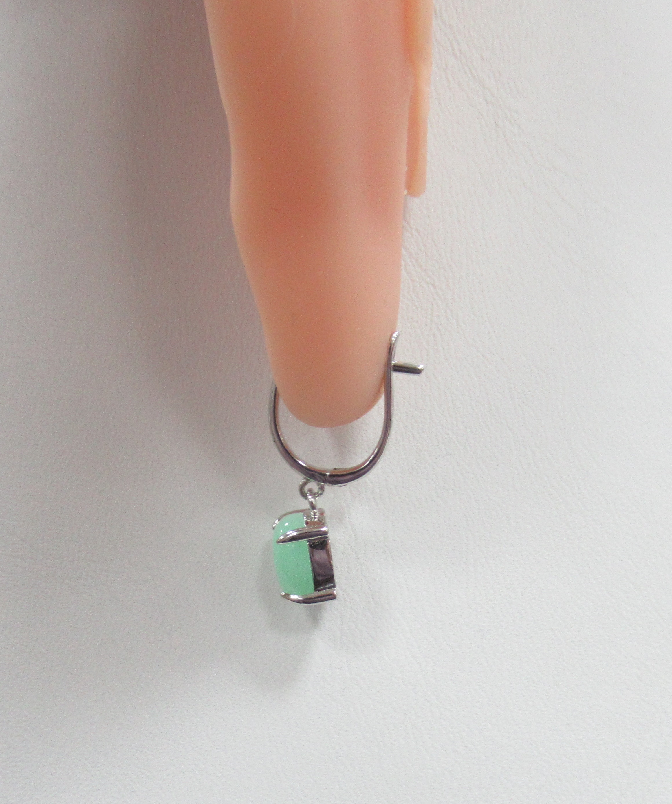 Серебряные серьги с зелеными халцедонами